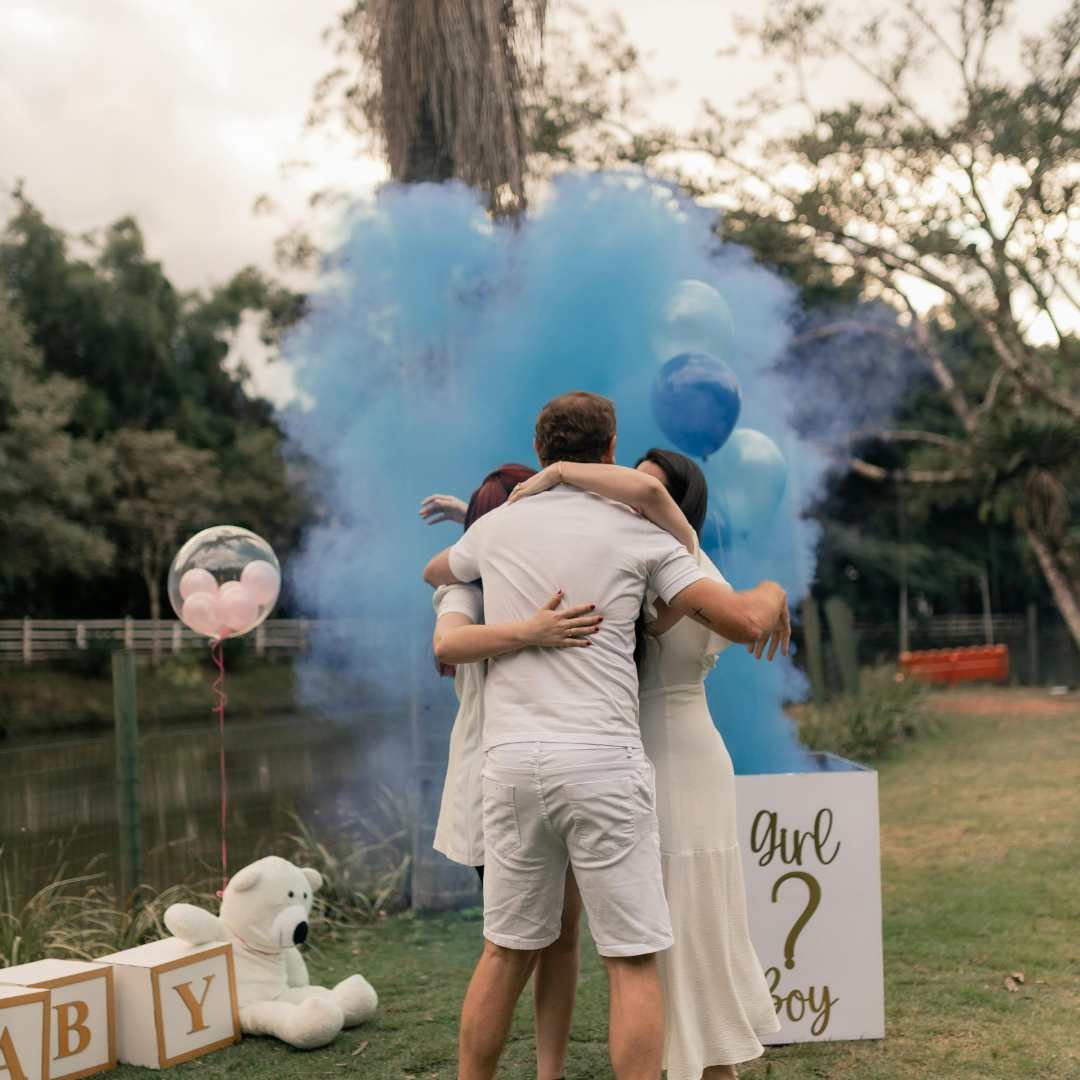 Bolo de Chá Revelação com detalhes de menino e menina